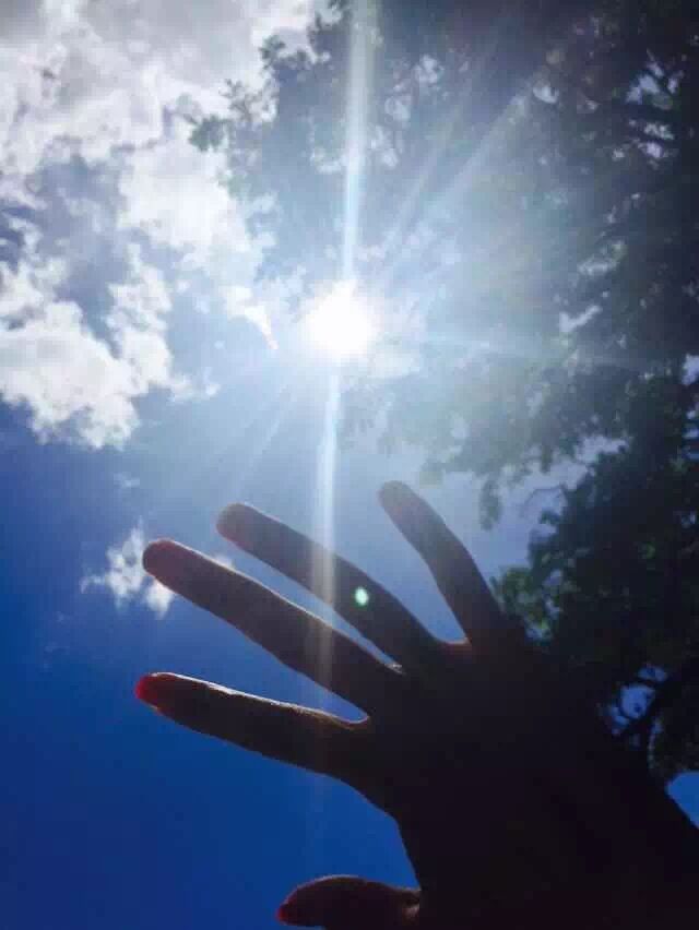 喜欢伸手触碰蓝天,享受阳光穿过指缝的感觉